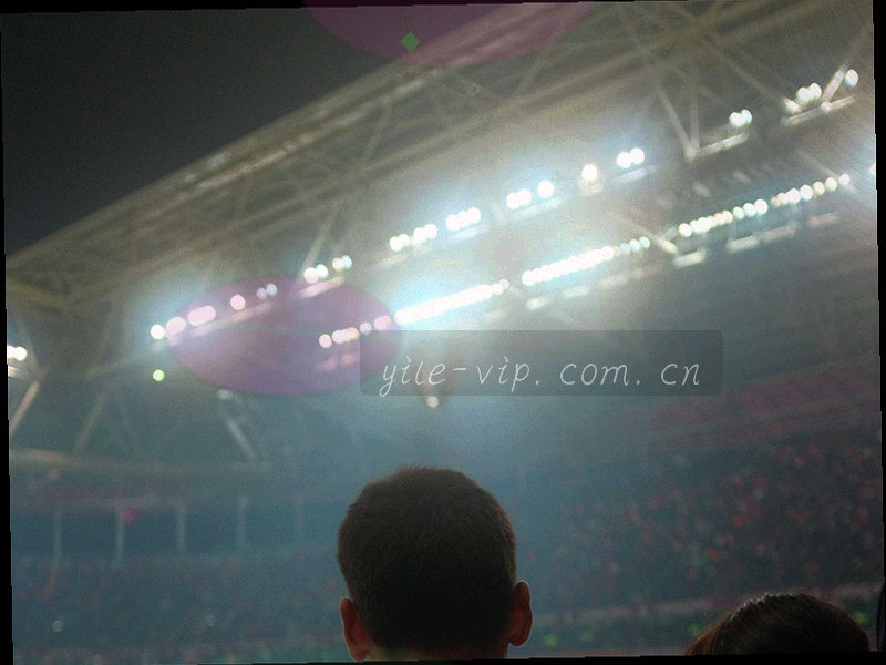 几何节奏块面拼贴，暖橙与洋红点缀，无真人出现